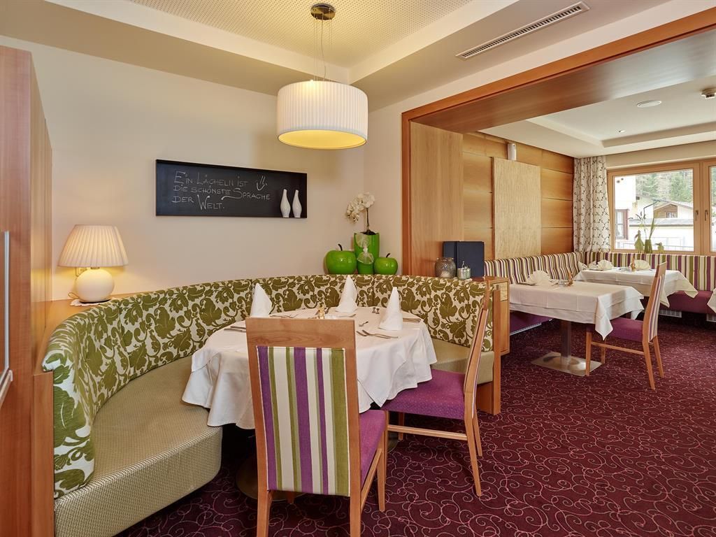 Speisesaal - © unbekannt, Hotel Schöpf, C Copyright - alle Rechte vorbehalten