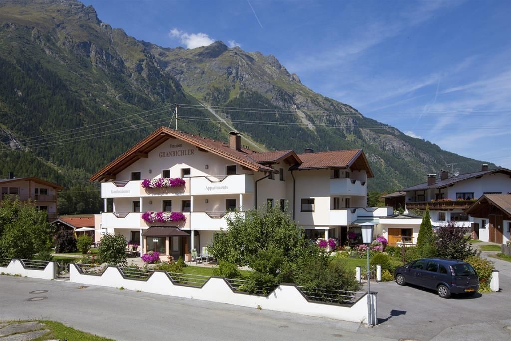 Aussenansicht Sommer - &copy; unbekannt, Pension Granbichler, C Copyright - alle Rechte vorbehalten