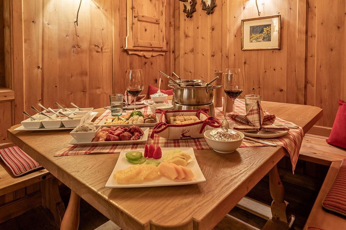 Fonduestube - &copy; www.hotelenzian.at