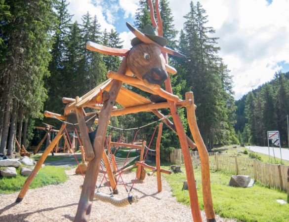 Waldspielplatz OCHSENBRUNNEN Waldspielplatz OCHSENBRUNNEN