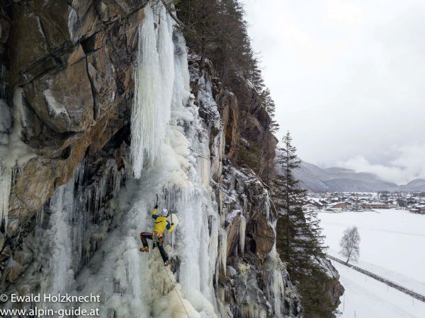 Eisklettern - © unbekannt, Alpin Guide, C Copyright - alle Rechte vorbehalten Eisklettern - © unbekannt, Alpin Guide, C Copyright - alle Rechte vorbehalten
