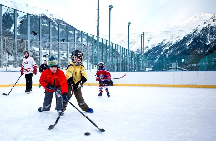 Eislaufen - © unbekannt, Eislaufplatz Längenfeld, C Copyright - alle Rechte vorbehalten Eislaufen - © unbekannt, Eislaufplatz Längenfeld, C Copyright - alle Rechte vorbehalten
