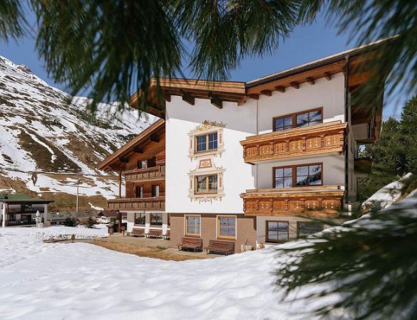 Hotel Macun Winter - © Hotel Macun Hotel Macun Winter - © Hotel Macun