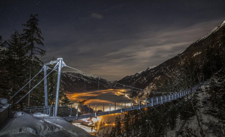 Hängebrücke bei Nacht - © unbekannt, Ötztal Tourismus, C Copyright - alle Rechte vorbehalten