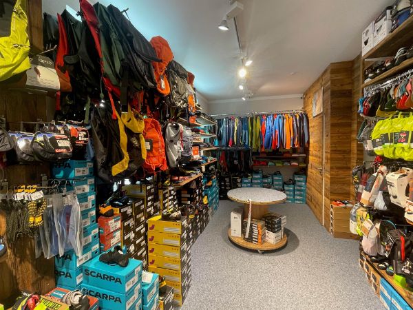 Geschäft Innen - © unbekannt, Alpintreff, C Copyright - alle Rechte vorbehalten Geschäft Innen - © unbekannt, Alpintreff, C Copyright - alle Rechte vorbehalten