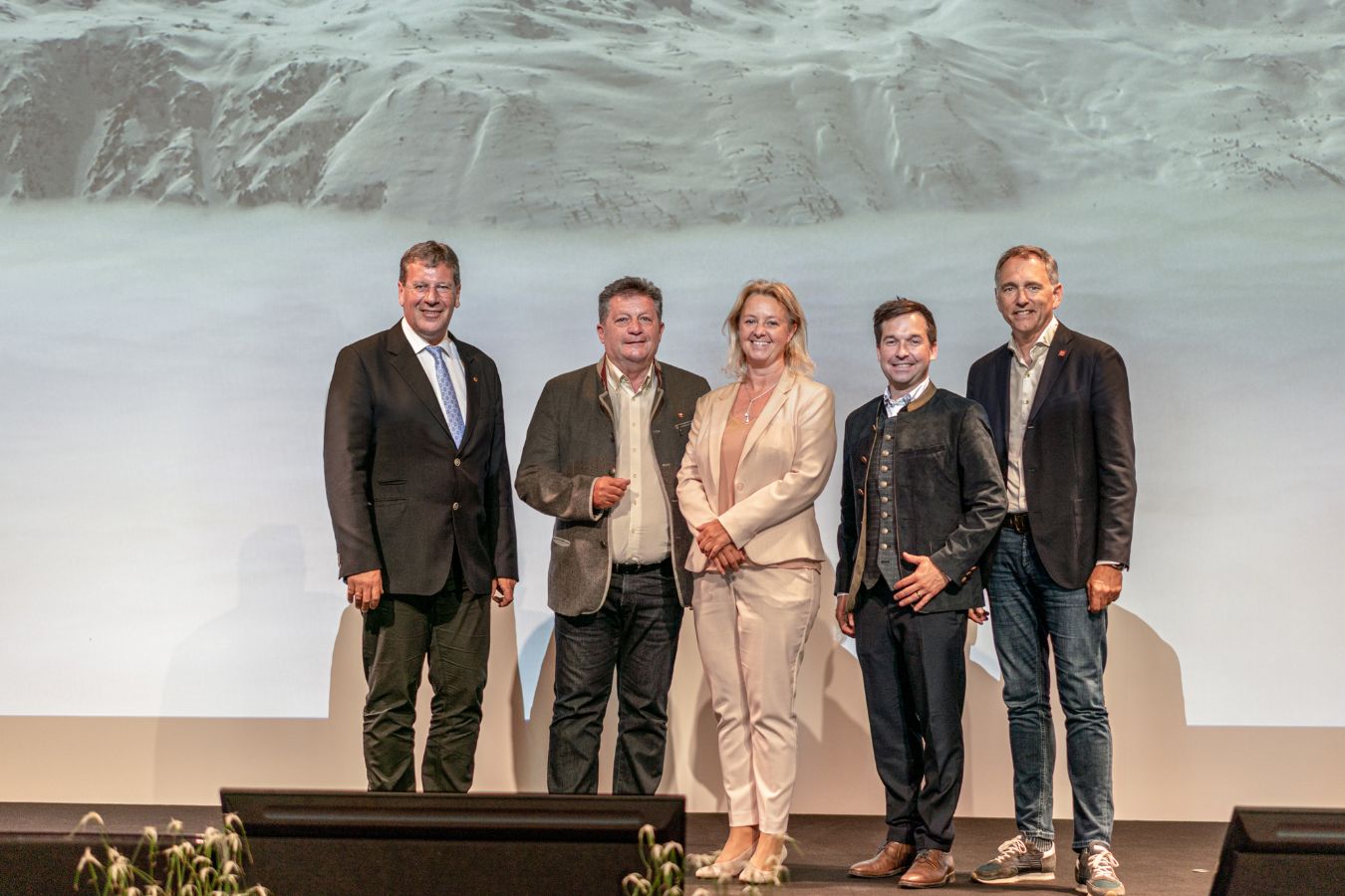 From left to right: Mag. Jakob Wolf (club chairman of the Tirolean People's Party), Mag. Ernst Schöpf (mayor of the municipality of Sölden), Priv. Dr. Sara Matt (head of transfer office at the University of Innsbruck), Felix Kupfer (managing director of Gurgl Carat), Mag. Oliver Schwarz (managing director of Ötztal Tourismus & Gurgl Carat)