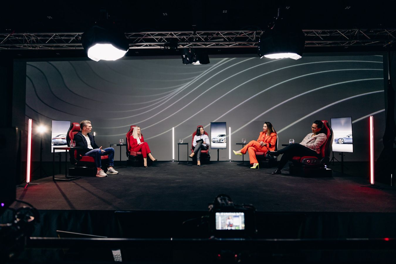 The 100 m² screen is used as a studio background in this setup.