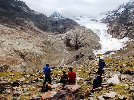 Wanderer vor der Gletscherzunge