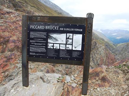 Schild an der Piccard Brücke