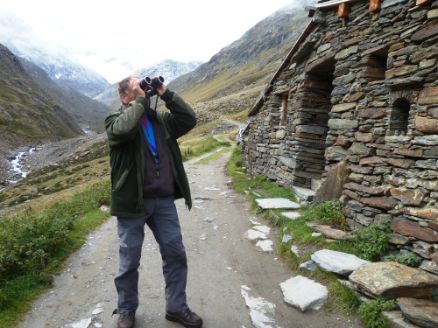 Chefschäfer Elmar Horrer auf der Suche nach Schafen © Dagmar Gehm