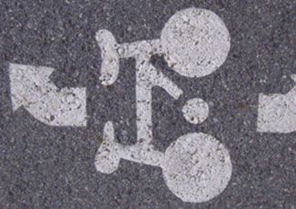 Ötztal Trail Bodenmarkierung Wegweiser