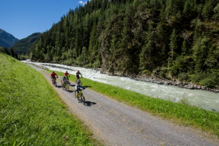 Ötztal Radweg neben der Ötztaler Ache