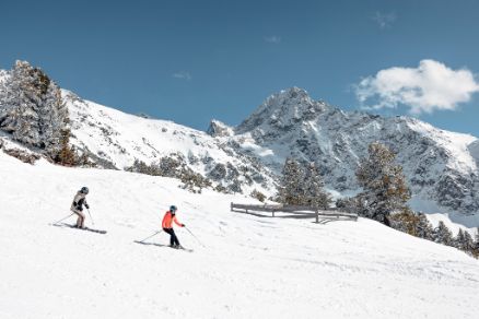 Skifahren in Hochoetz, Pärchen beim Skifahren