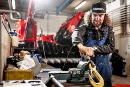 Sölden Winter Workshop Mechanic Pistenbully