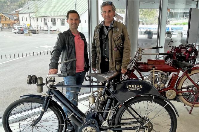 Felix Kupfer & Attila Scheiber with an Indian Camelback 1906, in the background an Indian V2 1912