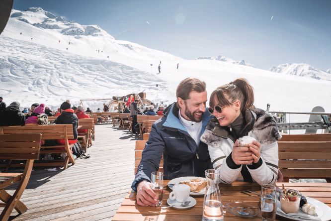 skiing pleasure Crosspoint winter couple