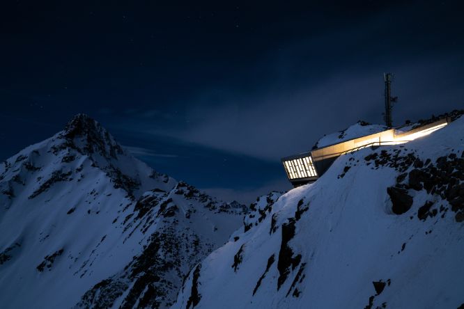 007 Elements bei Nacht Sölden